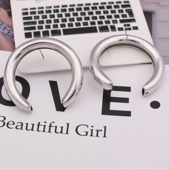 Large thick silver crescent 🌙 moon hoop earrings - Picture 4 of 5